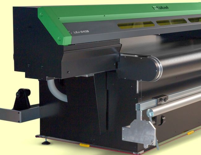 Roland DG расширила ассортимент УФ-принтеров линейкой из семи планшетных и гибридных моделей