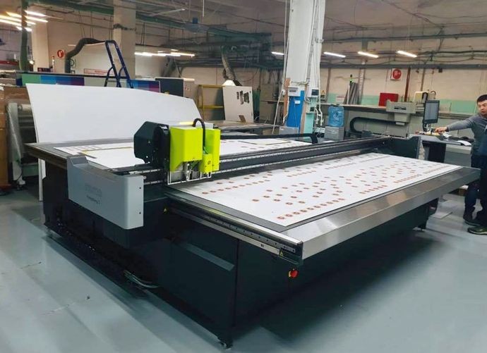 Планшетный режущий плоттер Esko Kongsberg C64 запущен в РПК Svetofor