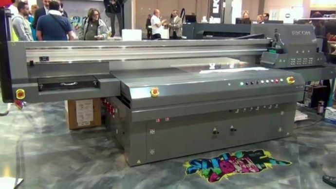 Ricoh выпустила два широкоформатных струйных УФ-принтера