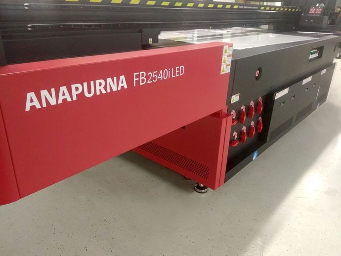В «Пикселпро» запущен широкоформатный планшетный УФ-принтер Agfa Anapurna 