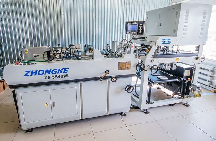 Машина для производства коробок Zhongke ZK-5540 WL установлена на химическом заводе «Луч»