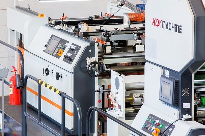 Первый в России автоматический клеевой ламинатор KDX установлен в «Индустрии Цвета»