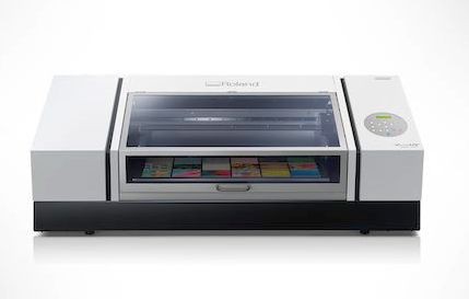 Roland DGA выпустила настольный планшетный УФ-принтер VersaUV LEF2-300
