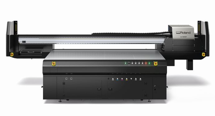 Roland DG выпустила первый высокоскоростной широкоформатный планшетный УФ-принтер со светодиодным отверждением