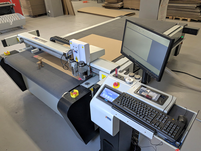 Планшетный режущий плоттер JWEI установлен в Твери