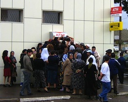 Мойте руки после банкомата