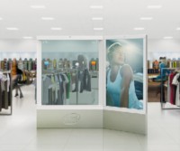 Специально для выставки корпорация Intel подготовила новейший дисплей, имеющий 2,3 метра в высоту и 3 метра в ширину; одна половина устройства выполнена в виде мультисенсорного жидкокристаллического экрана, а другая изготовлена из прозрачного голографического стекла