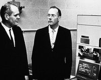 Харлан Андерсон: «Расцвет DEC произошел благодаря оригинальным, ни с чем не совместимым разработкам» (На фото: Кен Олсен и Харлан Андерсон около компьютера PDP-1. 1961 год)