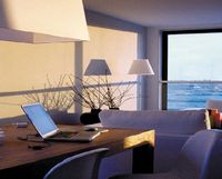 Свет, излучаемый обычными домашними лампочками, в перспективе может быть использован для кодирования беспроводного широкополосного сигнала. В ходе экспериментов с коммерческими светодиодами исследователи смогли обеспечить беспроводную передачу данных на скорости до 230 Мбит/с