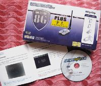 Основной компонент инструментария, адаптер с шестидюймовой антенной, который подключается к порту USB, поставляется с драйвером на компакт-диске и отдельным диском, содержащим операционную систему «специального назначения» BackTrack