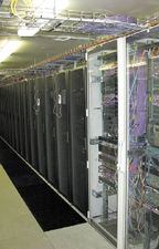 Стойки в ряд. В ЦОД «ДатаЛайн» использована классическая схема расстановки с образованием горячих и холодных коридоров.