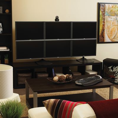 При работе с шестью дисплеями обновленная технология Eyefinity позволит формировать до трех групп, в каждую из которых входит более одного монитора 