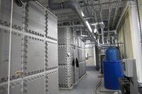 Пройдя через ряд модульных фильтров, воздух очищается от пыли и прочих примесей и попадает в объемный резервуар, находящийся под помещениями центра обработки данных. 