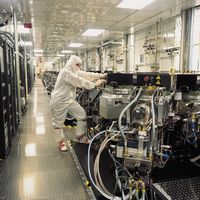 Первым коммерчески доступные микросхемы флэш-памяти по технологии 25 нм предложило совместное предприятие Intel и Micron