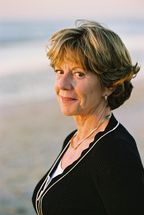 Нили Кроес активно выступает за открытие рынка госзакупок и разрушение монополии на нем поставщиков проприетарного ПО