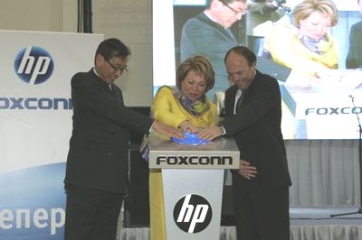 Джим Чанг и Эрик Кадор надеются, что внимание Валентины Матвиенко будет способствовать созданию в Петербурге крупного сборочного производства компьютеров