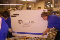 На сборочном конвейере трехмерный телевизор собирают всего за несколько минут