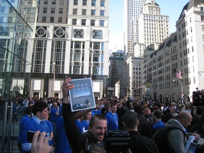 Пожалуй, очереди были не такими длинными, как в момент начала продаж iPhone, но счастливые покупатели, держащие iPad в своих руках, излучали не меньшую радость