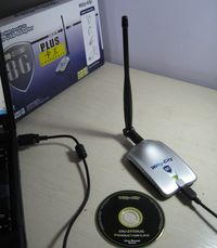 Основной компонент инструментария, адаптер с шестидюймовой антенной, который подключается к порту USB, поставляется с драйвером на компакт-диске и отдельным диском, содержащим операционную систему «специального назначения» BackTrack